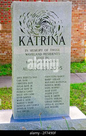 Di fronte al Ground Zero Hurricane Museum di Waveland, Mississippi, si trova un monumento che riporta le vittime dell'uragano Katrina. Foto Stock