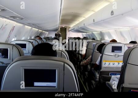 salvador, bahia / brasile - 30 luglio 2013: Cabina passeggeri di un aeromobile Embraer 195 di Azul Linhas Aereas. *** Local Caption *** . Foto Stock