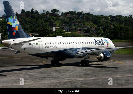 ilheus, bahia / brasile - ilheus, bahia / brasile - 29 febbraio 2012: Embraer 190 di Azul Linhas Aereas è visto nel cortile dell'aeroporto di Jorge Amado Foto Stock
