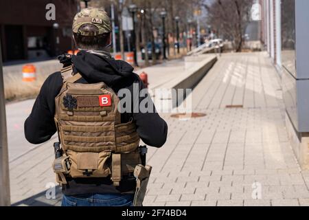 Ann Arbor, Michigan, Stati Uniti. 04th Apr 2021. Circa una dozzina di Boogaloo Bois auto-descritto si trovava con fucili semi-automatici al di fuori del municipio di Ann Arbor e Dipartimento di polizia il 4 aprile 2021. Essi sperano che Omar Saad Shafie, oggetto di uno stand-off di 36 ore con la contea di Washtenaw SWAT il 24 marzo, sarà rilasciato, in quanto sostengono che i suoi diritti di seconda modifica sono stati violati. Credit: ZUMA Press, Inc./Alamy Live News Foto Stock