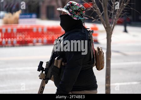 Ann Arbor, Michigan, Stati Uniti. 04th Apr 2021. Circa una dozzina di Boogaloo Bois auto-descritto si trovava con fucili semi-automatici al di fuori del municipio di Ann Arbor e Dipartimento di polizia il 4 aprile 2021. Essi sperano che Omar Saad Shafie, oggetto di uno stand-off di 36 ore con la contea di Washtenaw SWAT il 24 marzo, sarà rilasciato, in quanto sostengono che i suoi diritti di seconda modifica sono stati violati. Credit: ZUMA Press, Inc./Alamy Live News Foto Stock