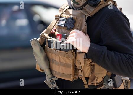 Ann Arbor, Michigan, Stati Uniti. 04th Apr 2021. Circa una dozzina di Boogaloo Bois auto-descritto si trovava con fucili semi-automatici al di fuori del municipio di Ann Arbor e Dipartimento di polizia il 4 aprile 2021. Essi sperano che Omar Saad Shafie, oggetto di uno stand-off di 36 ore con la contea di Washtenaw SWAT il 24 marzo, sarà rilasciato, in quanto sostengono che i suoi diritti di seconda modifica sono stati violati. Credit: ZUMA Press, Inc./Alamy Live News Foto Stock