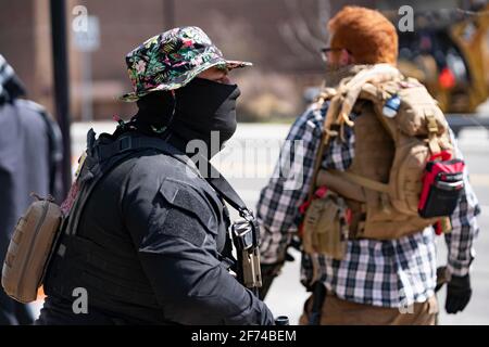 Ann Arbor, Michigan, Stati Uniti. 04th Apr 2021. Circa una dozzina di Boogaloo Bois auto-descritto si trovava con fucili semi-automatici al di fuori del municipio di Ann Arbor e Dipartimento di polizia il 4 aprile 2021. Essi sperano che Omar Saad Shafie, oggetto di uno stand-off di 36 ore con la contea di Washtenaw SWAT il 24 marzo, sarà rilasciato, in quanto sostengono che i suoi diritti di seconda modifica sono stati violati. Credit: ZUMA Press, Inc./Alamy Live News Foto Stock