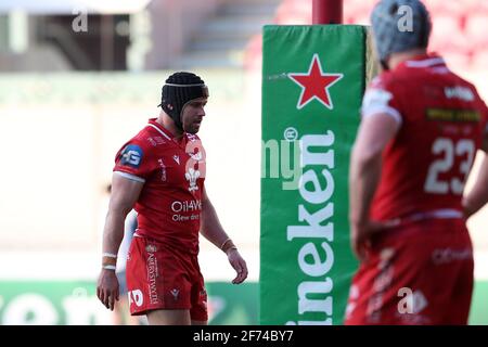 Llanelli, Regno Unito. 04th Apr 2021. Leigh Halfpenny di Scarlets guarda sopra. European Rugby Champions Cup, round of 16 match, Scarlets v sale Sharks allo stadio Parc y Scarlets di Llanelli, Galles del Sud domenica 4 aprile 2021. pic di Andrew Orchard/Andrew Orchard sports photography/Alamy Live news Credit: Andrew Orchard sports photography/Alamy Live News Foto Stock