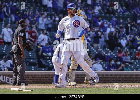 Chicago, Stati Uniti. 04th Apr 2021. Chicago Cubs' Kris Bryant segna contro i Pittsburgh Pirates nel sesto inning al Wrigley Field di domenica 4 aprile 2021 a Chicago. Foto di Kamil Krzaczynski/UPI Credit: UPI/Alamy Live News Foto Stock