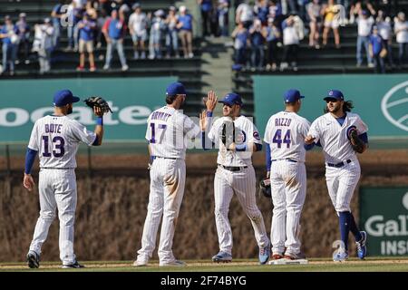 Chicago, Stati Uniti. 04th Apr 2021. I giocatori di Chicago Cubs festeggiano dopo aver sconfitto i Pittsburgh Pirates al Wrigley Field domenica 4 aprile 2021 a Chicago. Foto di Kamil Krzaczynski/UPI Credit: UPI/Alamy Live News Foto Stock