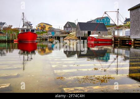 Villaggio di pescatori di Peggy's Cove in the Rain, Nuova Scozia, Canada Foto Stock