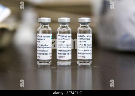 Flaconcini di vaccino Oxford AstraZeneca Covid-19 visualizzati in esposizione. Foto Stock