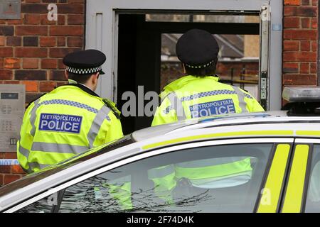 Londra, Regno Unito. 4 Apr 2021. Gli agenti di polizia sono visti in piedi allerta a Londra. Credit: Dinendra Haria/SOPA Images/ZUMA Wire/Alamy Live News Foto Stock