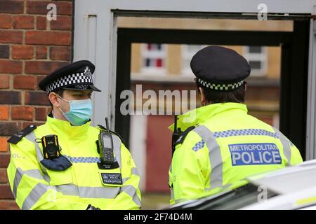 Londra, Regno Unito. 4 Apr 2021. Gli agenti di polizia sono visti in piedi allerta a Londra. Credit: Dinendra Haria/SOPA Images/ZUMA Wire/Alamy Live News Foto Stock