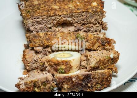 Il Klops è fatto di carne di maiale macinata e/o di manzo, cipolle e aglio, con un uovo obbligatoriamente bollito all'interno. Foto Stock