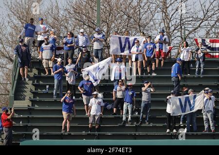 Chicago, Stati Uniti. 04th Apr 2021. I fan festeggiano la vittoria dei Chicago Cubs contro i Pittsburgh Pirates al Wrigley Field domenica 4 aprile 2021 a Chicago. Foto di Kamil Krzaczynski/UPI Credit: UPI/Alamy Live News Foto Stock