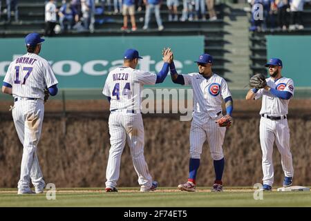 Chicago, Stati Uniti. 04th Apr 2021. Anthony Rizzo di Chicago Cubs (44) festeggia con Javier Baez (9) dopo aver sconfitto i Pittsburgh Pirates al Wrigley Field domenica 4 aprile 2021 a Chicago. Foto di Kamil Krzaczynski/UPI Credit: UPI/Alamy Live News Foto Stock