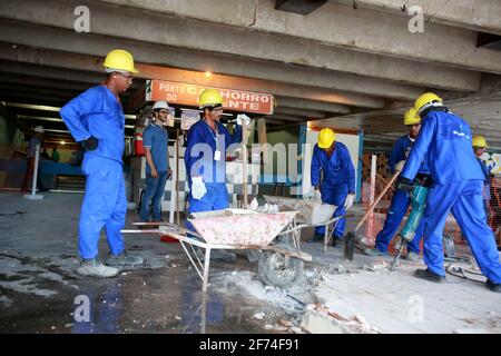 salvador, bahia / brasile - 17 marzo 2015: I lavoratori sono visti lavorare a un progetto di ristrutturazione per la stazione di Lapa nella città di Salvador. *** Loca Foto Stock