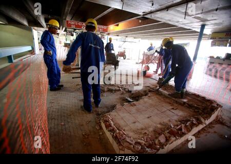 salvador, bahia / brasile - 17 marzo 2015: I lavoratori sono visti lavorare a un progetto di ristrutturazione per la stazione di Lapa nella città di Salvador. *** Loca Foto Stock