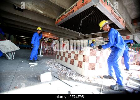 salvador, bahia / brasile - 17 marzo 2015: I lavoratori sono visti lavorare a un progetto di ristrutturazione per la stazione di Lapa nella città di Salvador. *** Loca Foto Stock