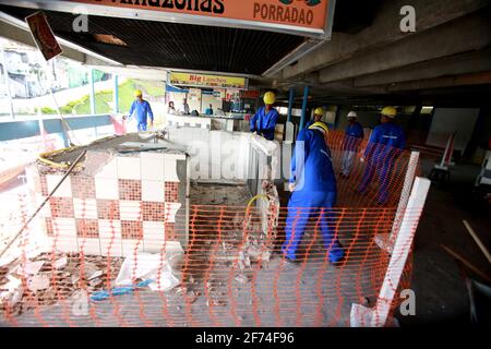 salvador, bahia / brasile - 17 marzo 2015: I lavoratori sono visti lavorare a un progetto di ristrutturazione per la stazione di Lapa nella città di Salvador. *** Loca Foto Stock