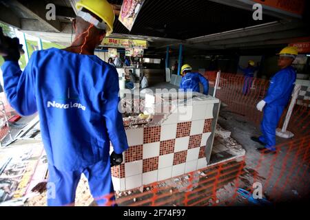 salvador, bahia / brasile - 17 marzo 2015: I lavoratori sono visti lavorare a un progetto di ristrutturazione per la stazione di Lapa nella città di Salvador. *** Loca Foto Stock