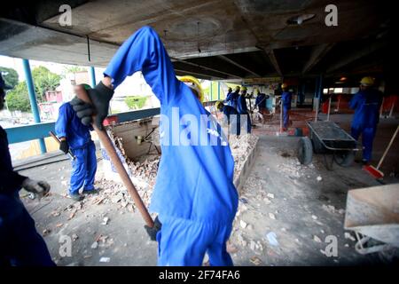 salvador, bahia / brasile - 17 marzo 2015: I lavoratori sono visti lavorare a un progetto di ristrutturazione per la stazione di Lapa nella città di Salvador. *** Loca Foto Stock