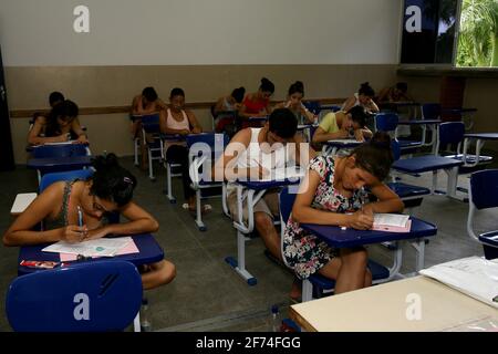 ilheus, bahia / brasile - 10 gennaio 2011: I giovani sono visti per gli esami di ingresso all'Università Statale di Santa Cruz (Uesc), nella città di il Foto Stock