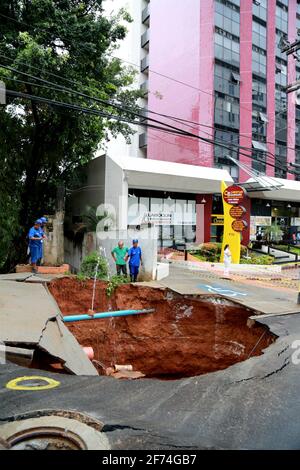 salvador, bahia / brasile - 4 aprile 2015: Il cratere si apre in fognatura a causa della pioggia su Leonor Calmon Street in Salvador. *** Local Caption *** Foto Stock