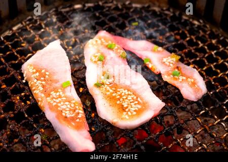 Yakiniku - Barbecue giapponese su una calda stufa Chacoal Foto Stock