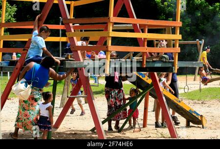 salvador, bahia / brasile - 4 maggio 2014: I bambini si vedono giocare in un parco giochi al Parque da Cidade in Salvador. *** Local Caption *** Foto Stock