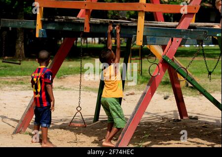 salvador, bahia / brasile - 4 maggio 2014: I bambini si vedono giocare in un parco giochi al Parque da Cidade in Salvador. *** Local Caption *** Foto Stock