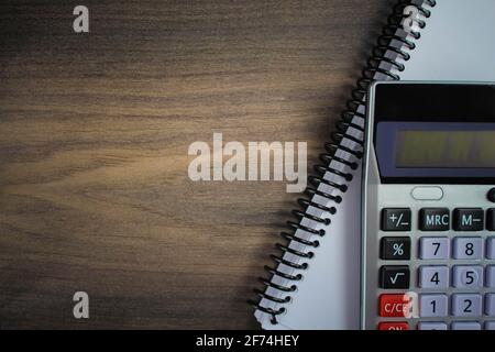 Foto dall'alto del luogo di lavoro con calcolatrice sul notebook su un tavolo isolato in legno con copyspace. Business, monete, bitcoin concetto Foto Stock