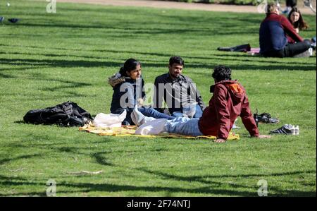 Londra, Regno Unito. 2 Apr 2021. La gente si rilassa al St James' Park, mentre il Londoner's si avvantaggia del tempo soleggiato la domenica di Pasqua. Credit: Brett Cove/SOPA Images/ZUMA Wire/Alamy Live News Foto Stock