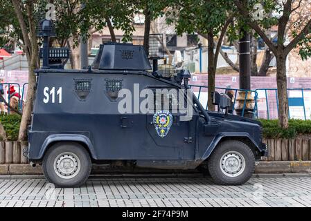 ISTANBUL - DEC 31: Furgone di polizia o auto di polizia corazzata in una strada di Istanbul, dicembre 31. 2021 in Turchia Foto Stock