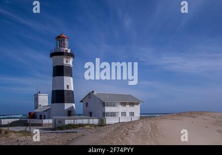 Port Elizabeth, Sud Africa - il faro di Cape Recife in un chiaro giorno di estati tardivi nella provincia del Capo Orientale Foto Stock