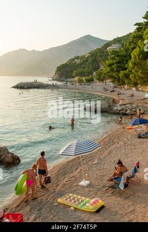 Bellissima spiaggia in Riviera di Makarska, Dalmazia, Croazia Foto Stock