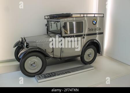 Germania, Monaco di Baviera - 27 aprile 2011: Auto d'epoca BMW 3 15 PS dal 1930 nella sala espositiva del Museo BMW Foto Stock