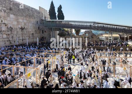 gerusalemme, Israele. 29-03-2021. Vista dall'alto del Muro Occidentale durante la preghiera mattutina sulla Pasqua, il complesso è diviso per evitare la folla dovuta alla Th Foto Stock