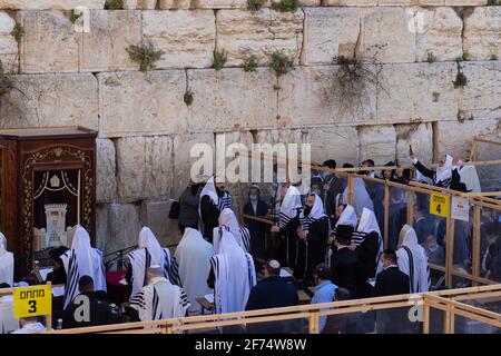 gerusalemme, Israele. 29-03-2021. Un coro di cantori in preghiera presso il Muro Occidentale, il composto è diviso in lastre di plastica trasparente per prevenire Foto Stock