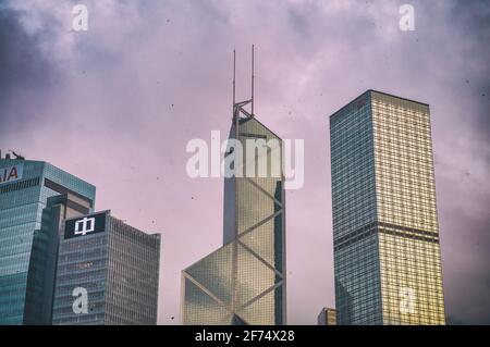 HONG KONG - MAGGIO 2014: Skyline di Hong Kong da una strada cittadina su un tramonto nuvoloso. Foto Stock