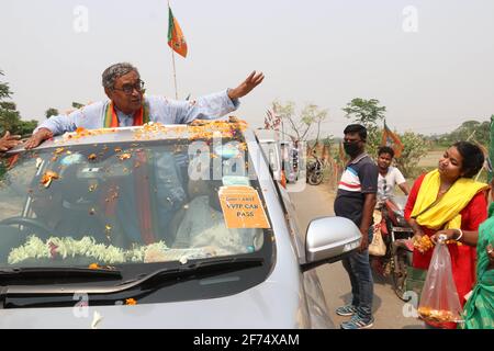 Kolkata, India. 04th Apr 2021. Gruppo di Tarakeswar BJP candidato del partito Swapan Dasgupta mostra stradale prima delle elezioni del Bengala Occidentale in Howrah. (Foto di Dipa Chakraborty/Pacific Press) Credit: Pacific Press Media Production Corp./Alamy Live News Foto Stock