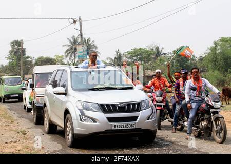 Kolkata, India. 04th Apr 2021. Gruppo di Tarakeswar BJP candidato del partito Swapan Dasgupta mostra stradale prima delle elezioni del Bengala Occidentale in Howrah. (Foto di Dipa Chakraborty/Pacific Press) Credit: Pacific Press Media Production Corp./Alamy Live News Foto Stock