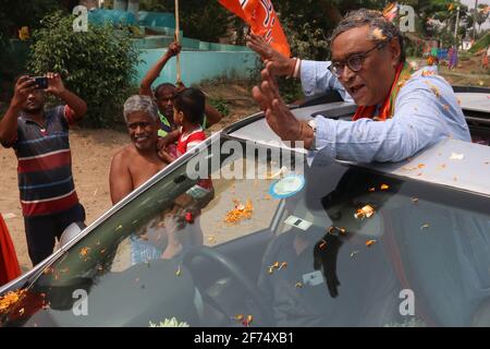 Kolkata, India. 04th Apr 2021. Gruppo di Tarakeswar BJP candidato del partito Swapan Dasgupta mostra stradale prima delle elezioni del Bengala Occidentale in Howrah. (Foto di Dipa Chakraborty/Pacific Press) Credit: Pacific Press Media Production Corp./Alamy Live News Foto Stock