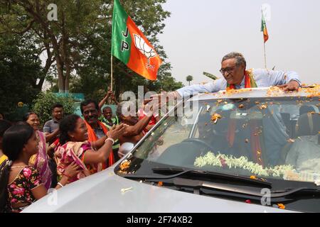 Kolkata, India. 04th Apr 2021. Gruppo di Tarakeswar BJP candidato del partito Swapan Dasgupta mostra stradale prima delle elezioni del Bengala Occidentale in Howrah. (Foto di Dipa Chakraborty/Pacific Press) Credit: Pacific Press Media Production Corp./Alamy Live News Foto Stock