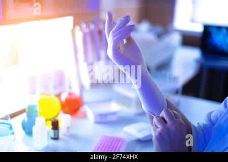 il medico indossa guanti monouso. Foto Stock