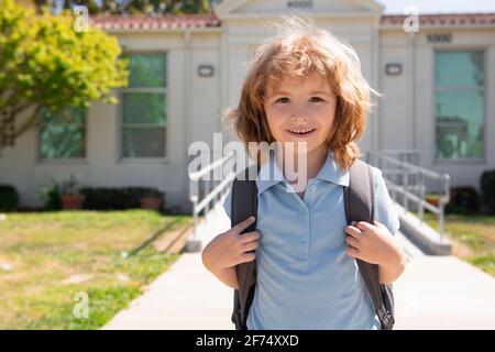 Schoolchild che corre sul campo da gioco di fine classe. Vocazione scolastica. Foto Stock