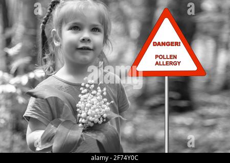 cartello segnaletico: pericolo allergia al polline. ritratto bianco e nero di una bambina con bouquet di fiori selvatici Foto Stock