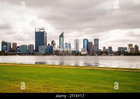 Skyline di Perth City sul Fiume Swan, fotografato dal litorale di Perth Sud Foto Stock