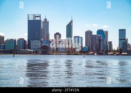 Skyline di Perth City sul Fiume Swan, fotografato dal litorale di Perth Sud Foto Stock