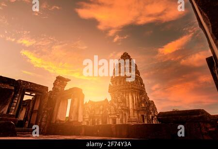 Fuoco selettivo sul Parco storico di Phimai con cielo di tramonto. Punto di riferimento di Nakhon Ratchasima, Thailandia. Destinazioni di viaggio. Il sito storico è antico. Foto Stock