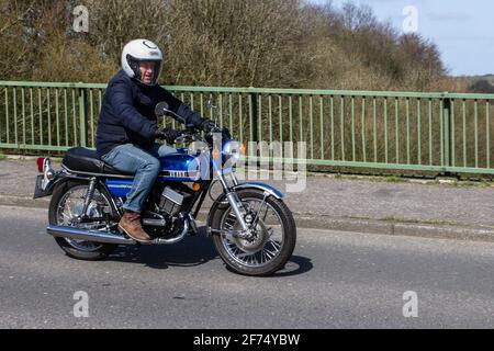 1975 anni '70 blu 250cc Yamaha; motociclista; due ruote di trasporto, moto, veicolo su strade britanniche, moto, motociclisti motociclisti che automobilano a Manchester, Regno Unito Foto Stock