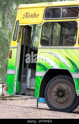 Pittoresco autobus locale sull'isola di Rodrigues, Mauritius, Africa Foto Stock