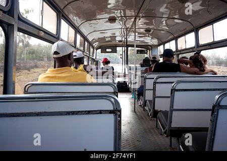 Bus locale sull'isola di Rodrigues che viaggia da Port Mathurin a Grande Montagne, Rodrigues, Mauritius Foto Stock